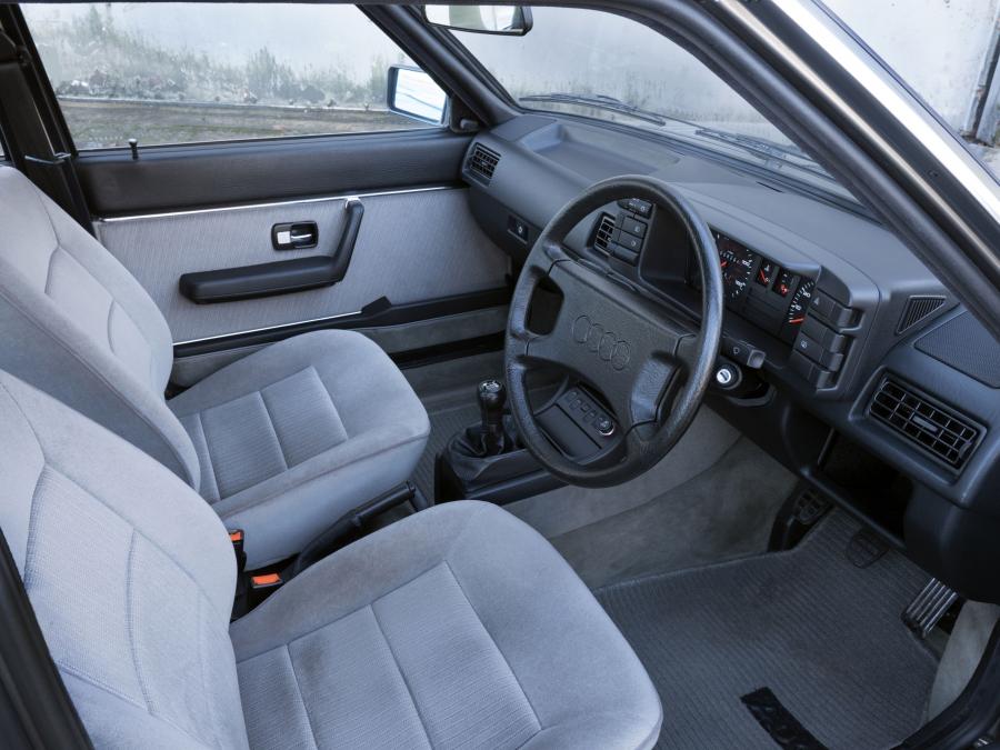 Интерьер Audi 90 (B2) 1984 года  (UK) (фото 4 из 12)
